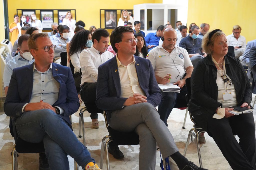 Die Landtagsabgeordneten Benjamin Miskowitsch (l.) und Florian von Brunn (M.) beim bayerisch-kolumbianischen Wasserstoff-Netzwerktreffen in Cartagena. Foto: StMWi.