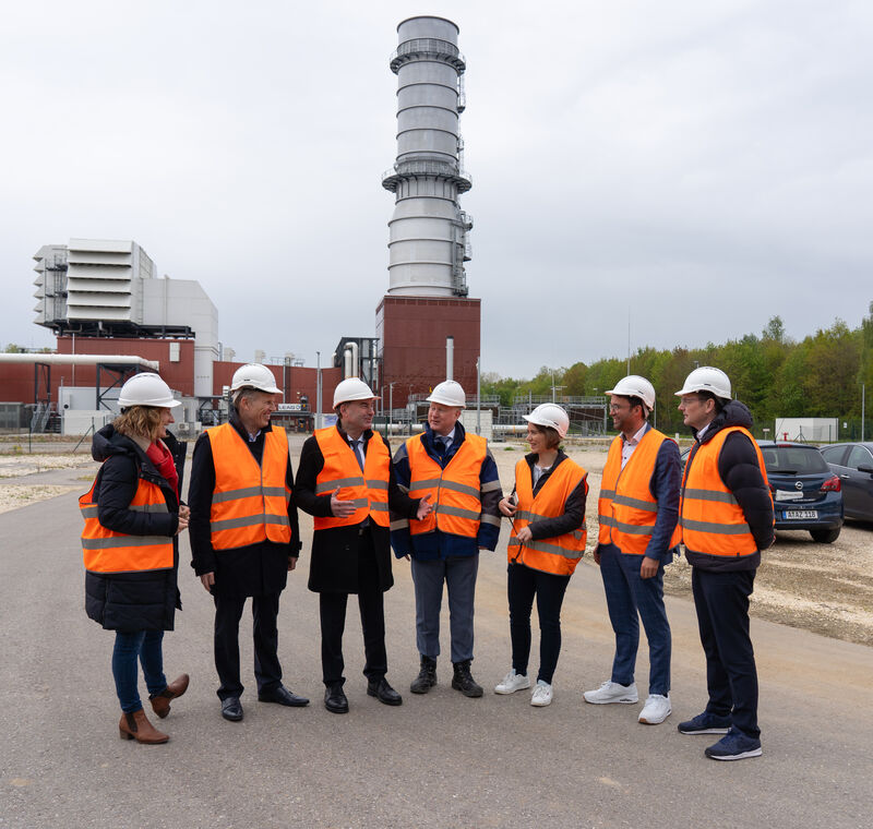 Bayerns Wirtschafts- und Energieminister Hubert Aiwanger hat das Gaskraftwerk der Lausitz Energie Kraftwerke AG (LEAG) in Leipheim besucht. Am Standort plant der Betreiber den Bau eines wasserstofffähigen Blocks. Foto: StMWi/B. Brummer