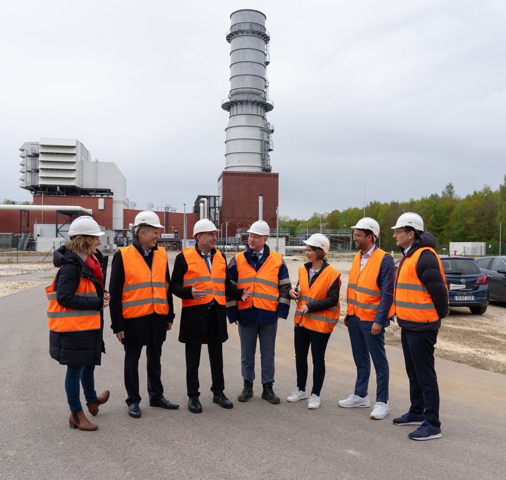Bayerns Wirtschafts- und Energieminister Hubert Aiwanger hat das Gaskraftwerk der Lausitz Energie Kraftwerke AG (LEAG) in Leipheim besucht. Am Standort plant der Betreiber den Bau eines wasserstofffähigen Blocks. Foto: StMWi/B. Brummer