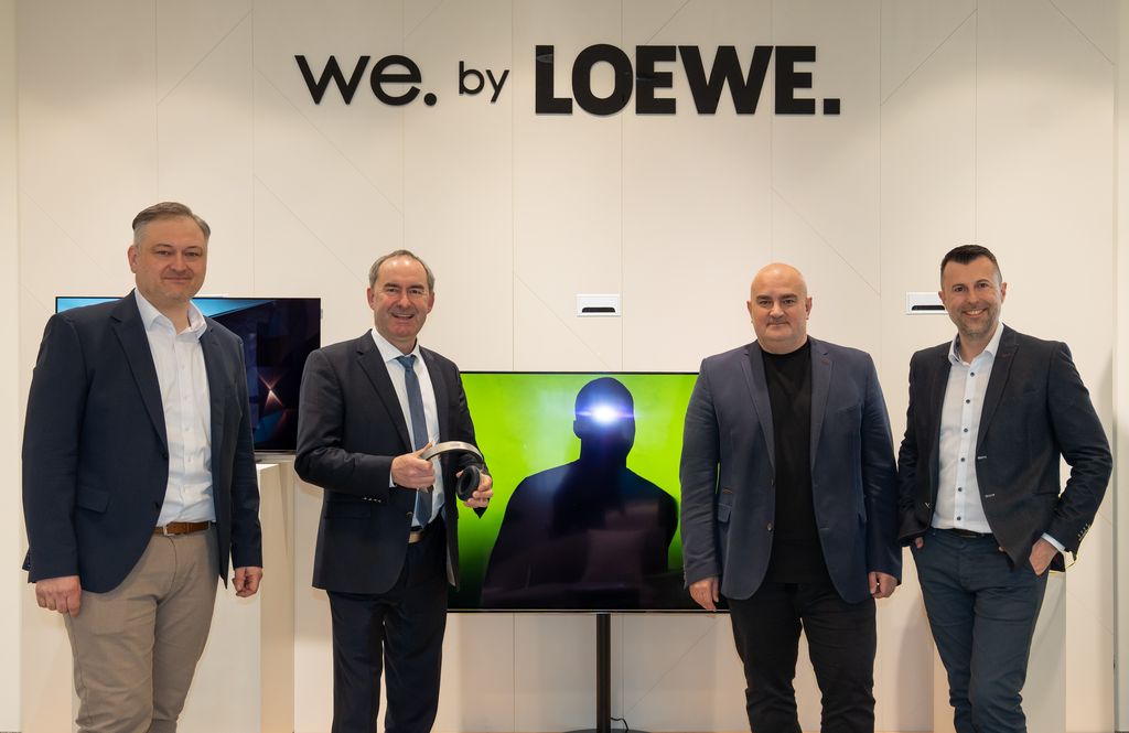 Bayerns Wirtschaftsminister Hubert Aiwanger (2. v. l) machte sich im Ausstellungsraum der Firma Loewe ein Bild von den Produktneuheiten. Sie wurden ihm präsentiert von COO Christian Alber (v. l.), Inhaber Aslan Khabliev und CTO Thomas Putz. 
Foto: StMWi/ B. Brummer