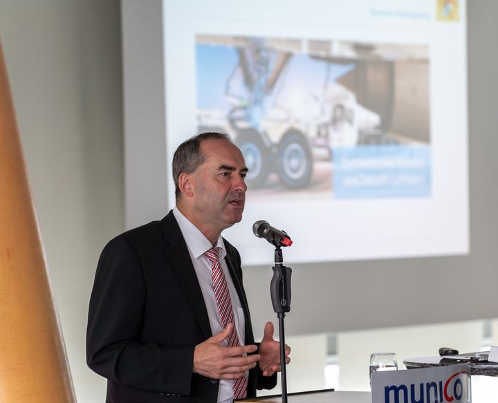 Bayerns Wirtschaftsminister Hubert Aiwanger bei der Konferenz am Flughafen München. Quelle: StMWi/E. Neureuther