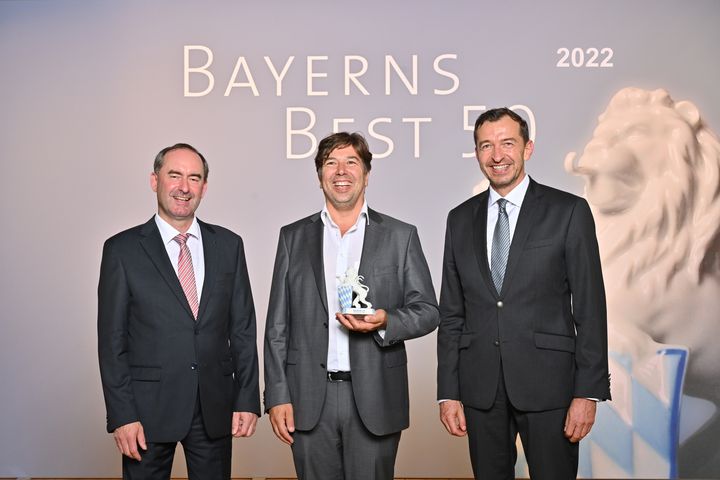 Bayerns Wirtschaftsminister Hubert Aiwanger (links) übergibt die Auszeichnung "Bayerns Best 50" an die noris network AG.