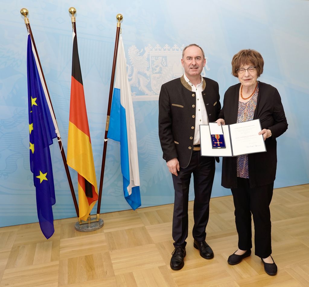 Wirtschaftsminister Hubert Aiwanger gratuliert Frau Gisela Erler. Foto: StMWi.