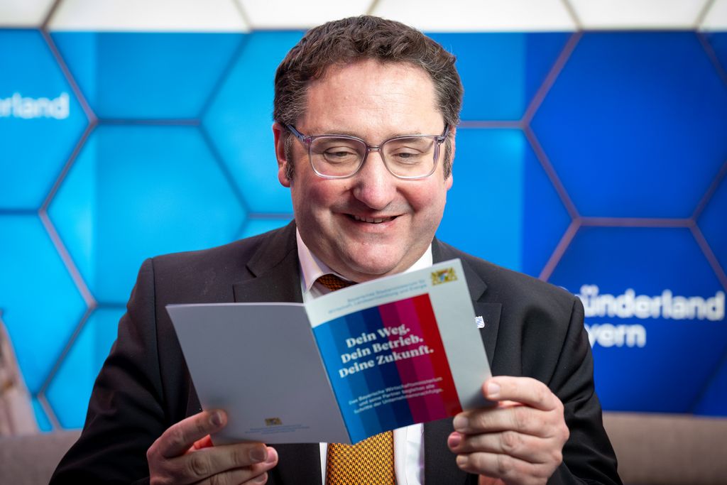 Bayerns Wirtschaftsstaatssekretär Tobias Gotthardt bei dem Messerundgang anlässlich der IHM 2026. 