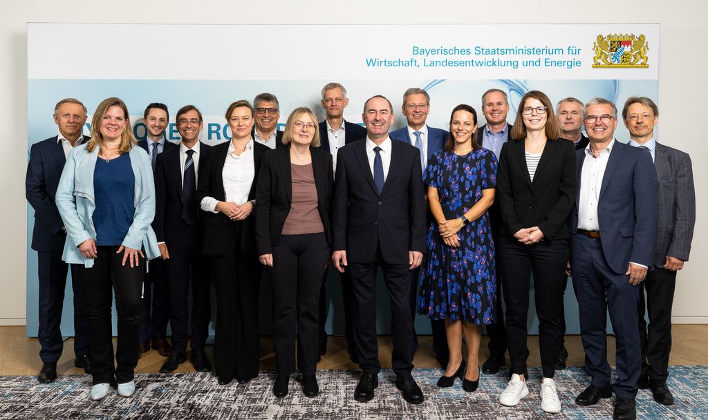 Die Teilnehmer am Runden Tisch Wasserstoff, zu dem Wirtschaftsminister Hubert Aiwanger am Rande des Hydrogen Dialogue in der NürnbergMesse eingeladen hatte. Foto: StMWi
