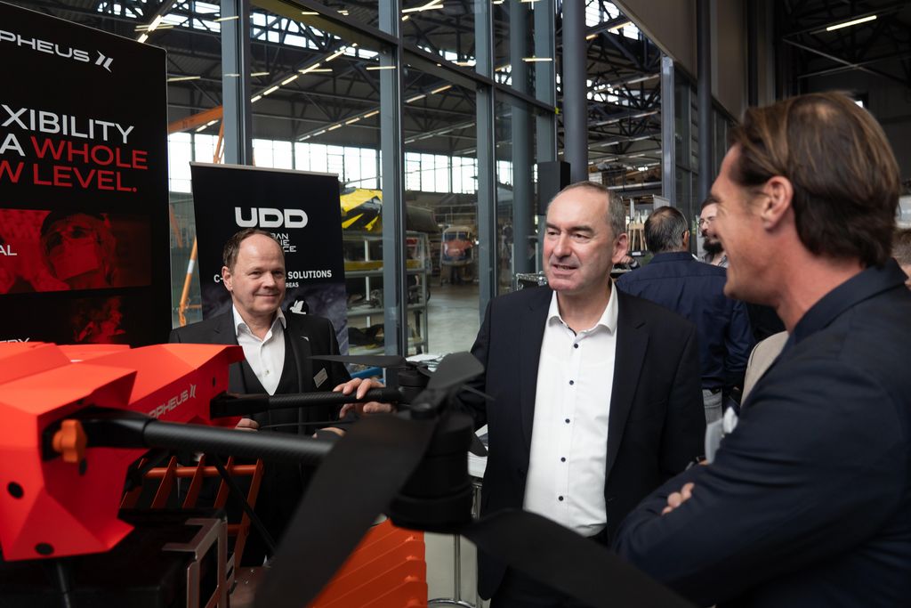 Bayerns Wirtschaftsminister Hubert Aiwanger informierte sich beim Advanced Air Mobility Forum unter anderem über Drohnen-Transportsysteme. Foto: Tanja Gabler/StMWi