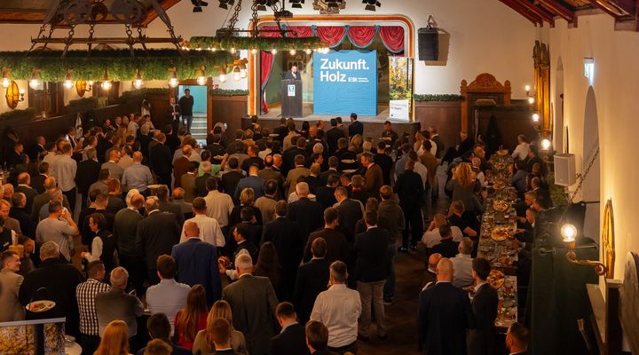 Der Deutsche Holzkongress ist einer der wichtigsten Branchentreffs der Forst- und Holzwirtschaft und bringt Politik, Waldbesitz, Forschung und Industrie zusammen. In diesem Jahr findet er in München statt. Foto: StMWi/N. Engelhart