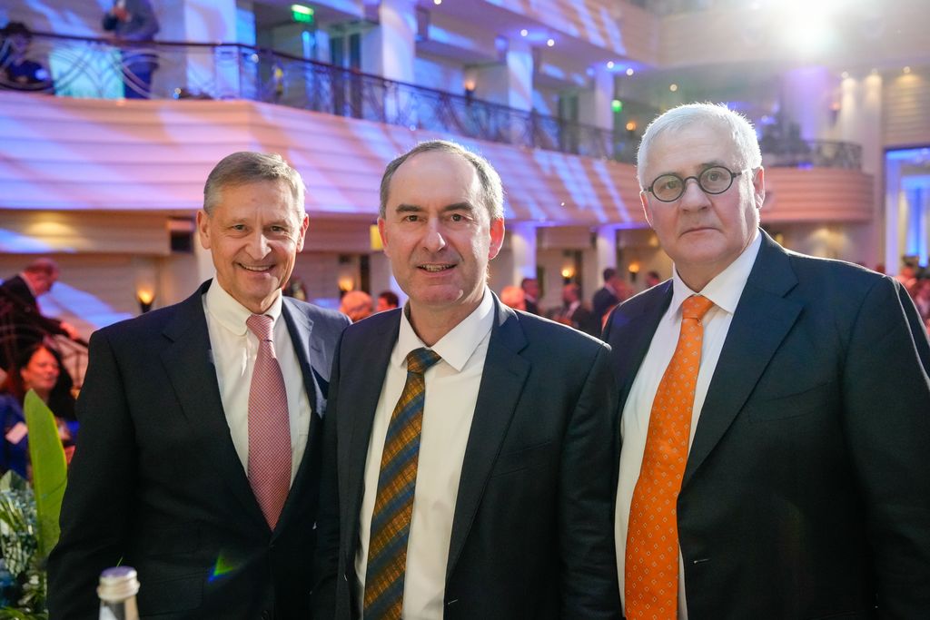 Bayerns Wirtschaftsminister Hubert Aiwanger beim Neujahrsempfang des Handelsverbands Bayern zusammen mit Hauptgeschäftsführer Wolfgang Puff (l.) und Präsident Ernst Läuger (r.). 
Foto: StMWi/ K. Huber