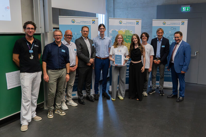 Zwei Schulen teilen sich den dritten Platz des Schulwettbewerbs H2@School. Eine der Siegerschulen ist das Gymnasium Ernestinum in Coburg. Bayerns Wirtschaftsstaatssekretär Tobias Gotthardt gratulierte den Schülern. Foto: Bayerisches Landesamt für Umwelt/Michell Wojcikowski
