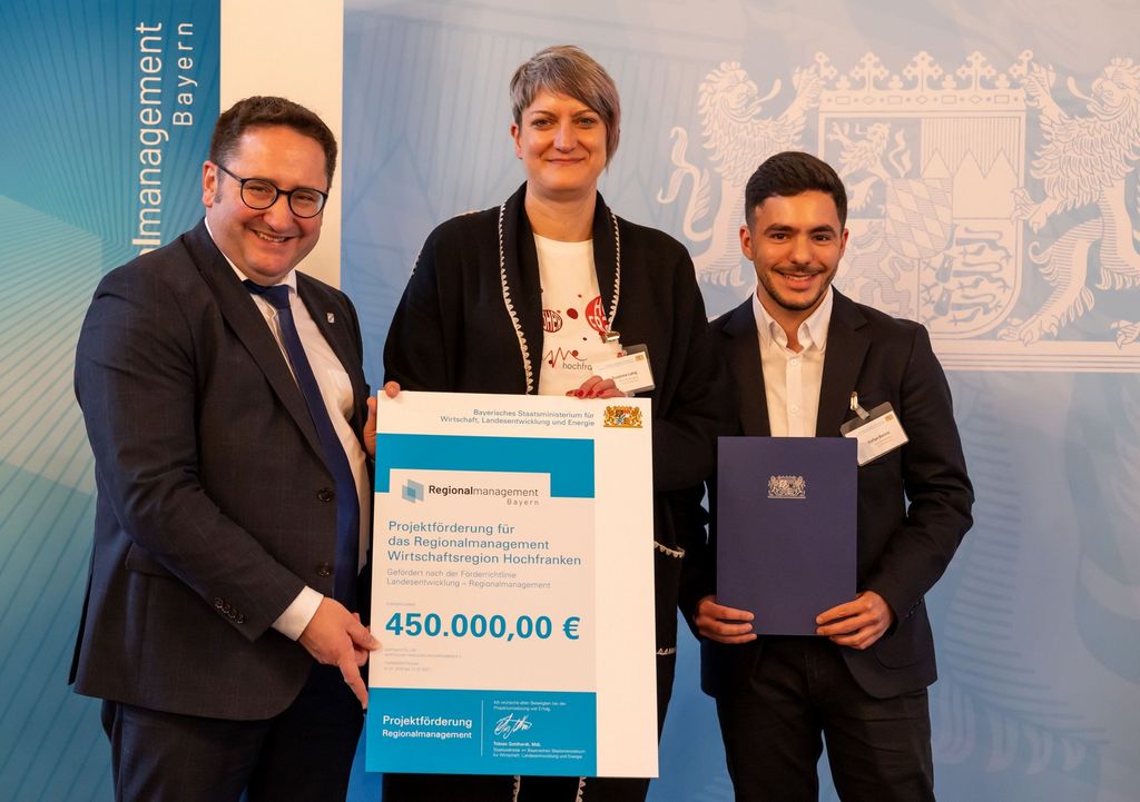 Übergabe des Förderbescheids (v.l.n.r.: Staatssekretär Tobias Gotthardt, Susanne Lang, Sofian Benniz - © StMWi/E. Neureuther