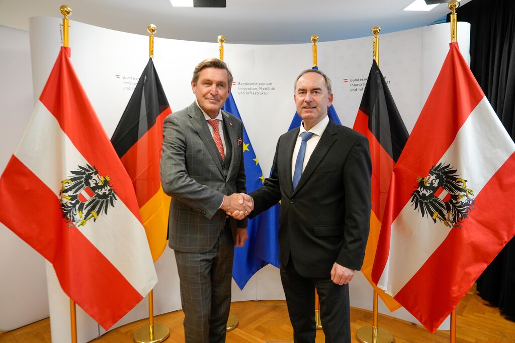 Bayerns Wirtschaftsminister Hubert Aiwanger und der Österreichische Bundesminister für Innovation, Mobilität und Infrastruktur Peter Hanke. 