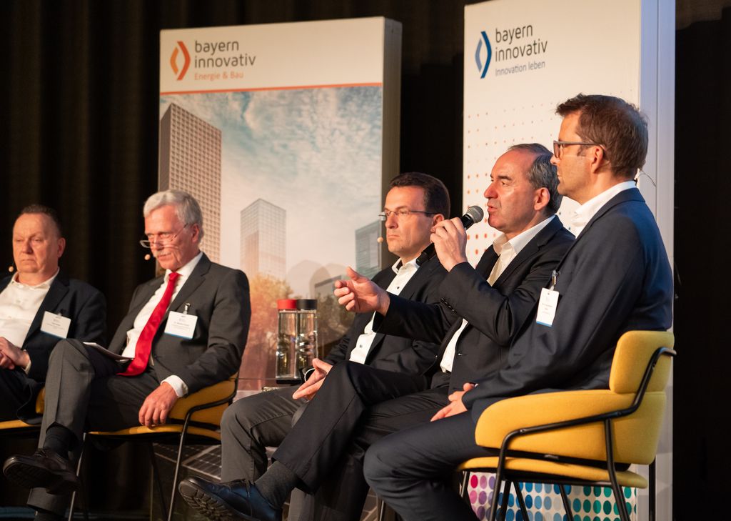 Bayerns Wirtschaftsminister Hubert Aiwanger hat heute den Bayerischen Batteriekongress 2025 in Nürnberg eröffnet. Auf dem Podium diskutierte er über die Bedeutung der Batterietechnologie für Energiewende, Industrie und Versorgungssicherheit. Foto: StMWi/Bastian Brummer