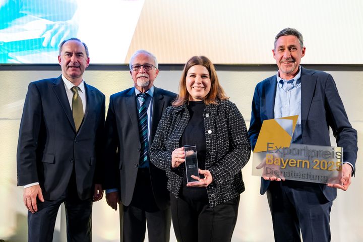 Bayerns Wirtschaftsminister Hubert Aiwanger mit den Preisträgern der Kategorie Dienstleistung: Daniela Kottke, Geschäftsführerin, und Walter Kottke (2.v.l.), Geschäftsführer der Bühnenplanung Walter Kottke Ingenieure GmbH; Laudator Herr Dr. Christian Haug, Geschäftsführer der Startup Factory International GmbH (Foto: StMWi/L. Preiss)