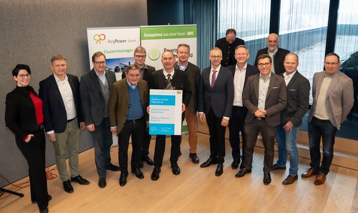 Bayerns Energieminister Hubert Aiwanger hat heute eine Förderurkunde für eine Machbarkeitsstudie zur Bildung eines Biogasclusters in den Regionen Altötting, Mühldorf und Rottal-Inn an die RegPower GmbH aus Regensburg übergeben. Foto: StMWi/Bastian Brummer