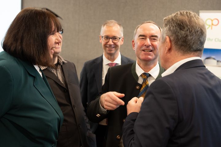 Am Ende der Veranstaltung tauschte sich Minister Aiwanger mit Teilnehmern auch über weitere wichtige Energiethemen aus. Foto: StMWi/Bastian Brummer