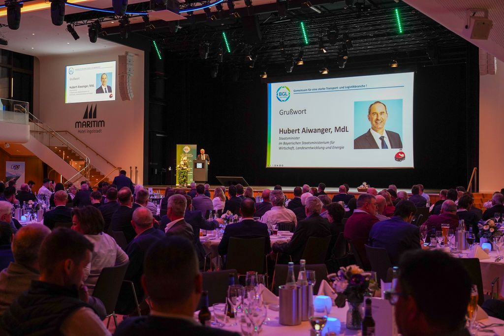 In seiner Rede auf der 80-Jahr-Feier der Transport- und Logistikbranche hat sich Bayerns Wirtschaftsminister Hubert Aiwanger vor rund 200 Gästen gegen CO2-Bepreisung ausgesprochen.
Foto: StMWi/K. Huber