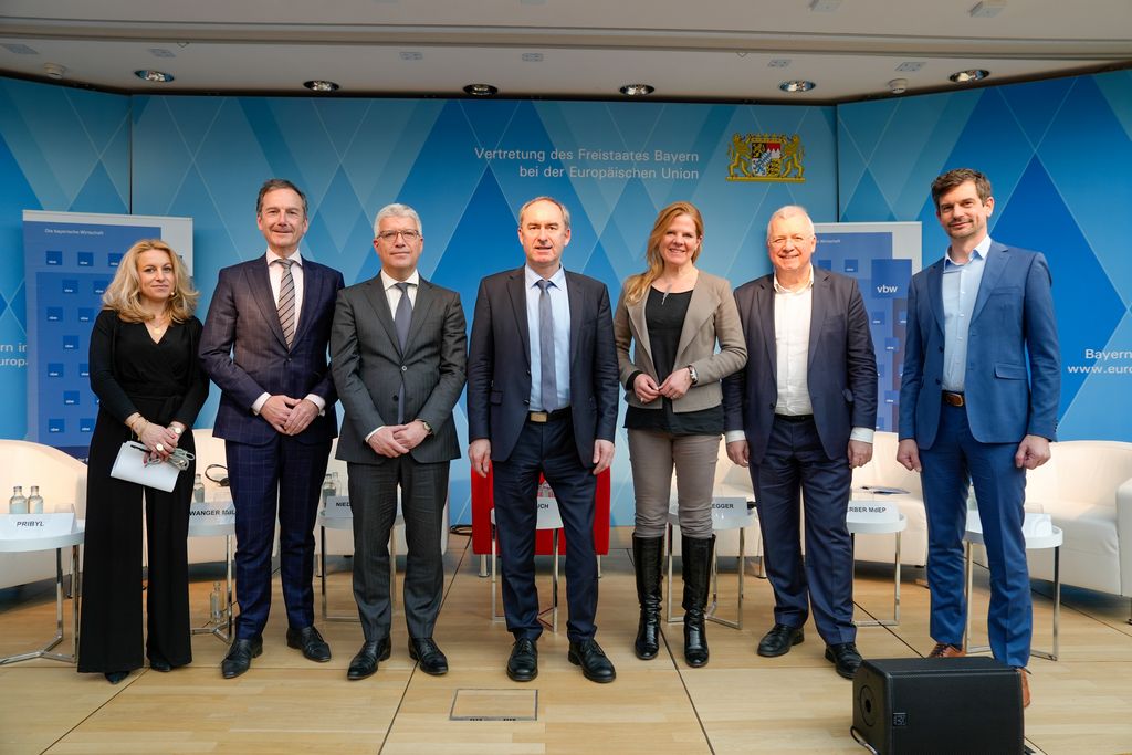 Bayerns Wirtschaftsminister Hubert Aiwanger nach der Podiumsdiskussion in der Bayerischen Vertretung in Brüssel. Von links: Moderatorin Katrin Pribyl, Dr. Frank Niederländer (BMW), Moumen Hamdouch (Referatsleiter Verkehr GD), Staatsminister Hubert Aiwanger, vbw-Geschäftsführerin Christine Völzow, Markus Ferber (MdEP), Peter Glonegger (MAN). Foto: Korbinian Huber/StMWi