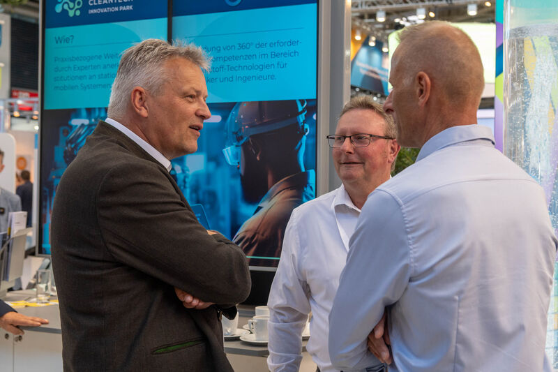 Bayerns Wirtschaftsstaatssekretär Roland Weigert besucht die IAA MOBILITY 2023