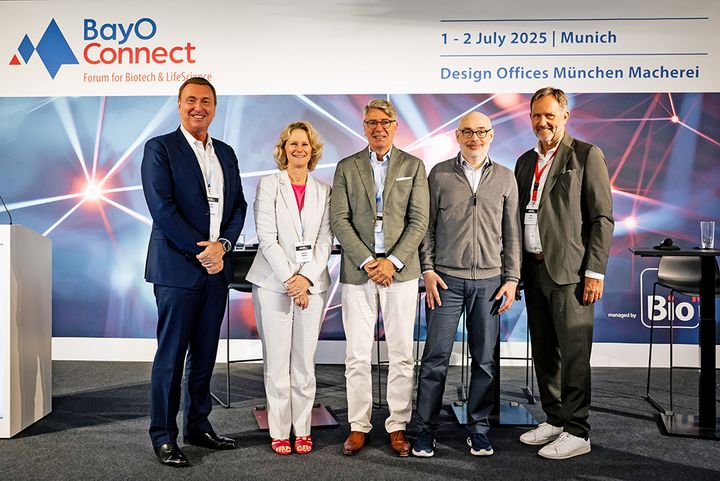 Das Bild zeigt ein Gruppenfoto (von links nach rechts): Kevin Peters, MSD Sharp & Dohme, Han Steutel, vfa, Dr. Laura Matz, Merck KGaA, Prof. Dr. Francis de Véricourt, Institute for Deep Tech Innovation (DEEP) und Prof. Dr. Ralf Huss, BioM-Geschäftsführer (© BioM / Bert Willer).