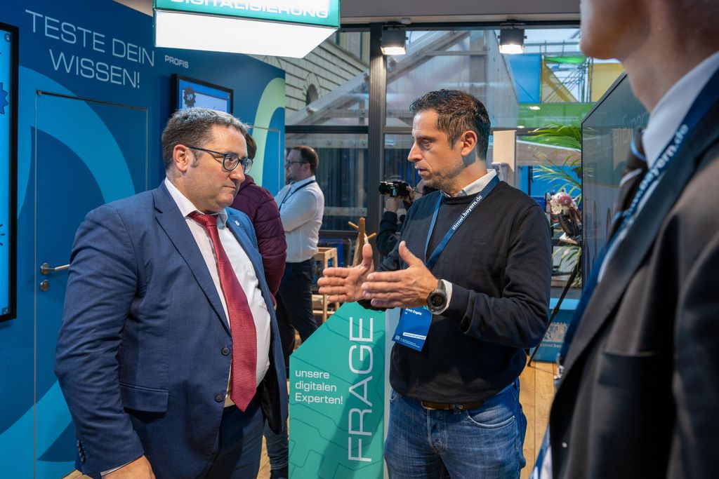 20250910_StMWi_IAA_AH_932065 Impressionen des Besuchs von Bayerns Wirtschaftsstaatssekretär Tobias Gotthardt am OpenSpace-Stand des Bayerischen Wirtschaftsministeriums.