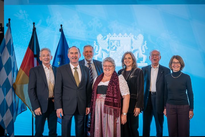 Bayerns Wirtschaftsminister Hubert Aiwanger verleiht die Staatsmedaille für besondere Verdienste um die bayerische Wirtschaft.