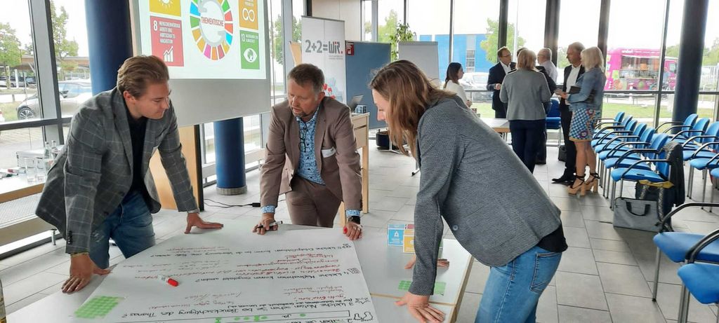 Teilnehmende diskutieren über die Verankerung der globalen Ziele für eine nachhaltige Entwicklung im Unternehmen. © Simone Ludwig-Konggann / Wirtschaftsförderung Bamberg