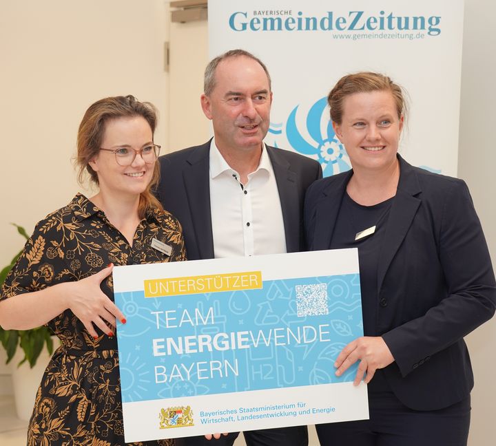 Bayerns Wirtschaftsminister Hubert Aiwanger begrüßt die Bayerische Gemeindezeitung (GZ) als neue Unterstützerin im Team Energiewende Bayern (v. l. n. r.): Theresa von Hassel (Veranstaltungsleiterin GZ), Wirtschaftsminister Aiwanger, Constanze von Hassel (Chefredakteurin GZ) (Foto: StMWi / P. Hof)