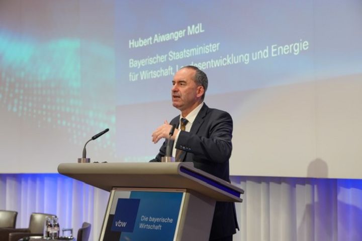Bayerns Wirtschaftsminister Hubert Aiwanger sprach bei der vbw-Veranstaltung "Rohstoffversorgung langfristig sichern". Foto: Korbinian Huber/StMWi