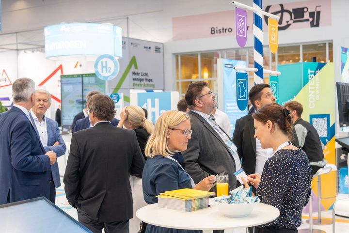 Impressionen des Messestands des Bayerischen Wirtschaftsministeriums auf der IAA Mobility 2023