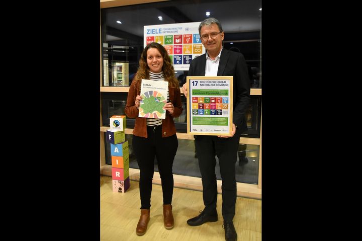 Landrat Thomas Karmasin und Regionalmanagerin Lajana Gebhard präsentieren das neue Leitbild sowie die Beitrittsurkunde zum Club der Agenda 2030 Kommunen. @ Landratsamt Fürstenfeldbruck