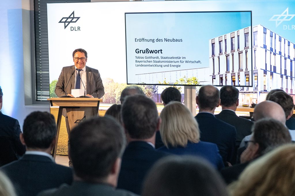 Impressionen der Einweihung des Neubaus des Instituts für Test und Simulation für Gasturbinen des DLR.