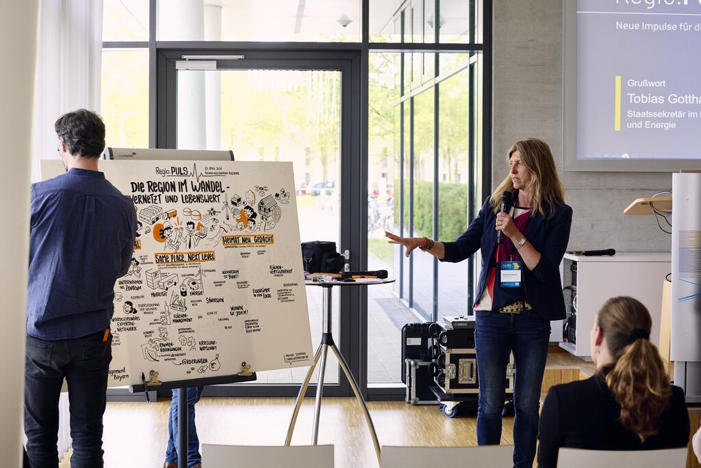 Impressionen von der Veranstaltung „Regio.PULS - Die Region im Wandel – vernetzt und lebenswert!“ in Augsburg mit Bayerns Wirtschaftssekretär Tobias Gotthardt.