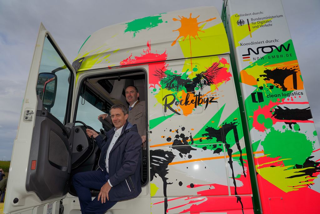 Wirtschaftsminister Hubert Aiwanger nimmt in einem Wasserstoff-LKW Platz. Foto: StMWi/E. Neureuther