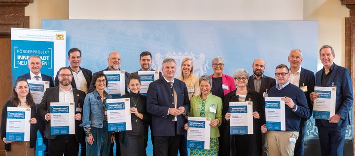 Wirtschaftsstaatssekretär Roland Weigert mit den Vertertern der zehn geförderten privaten City-Initiativen aus ganz Bayern. Foto: StMWi/A. Heddergott