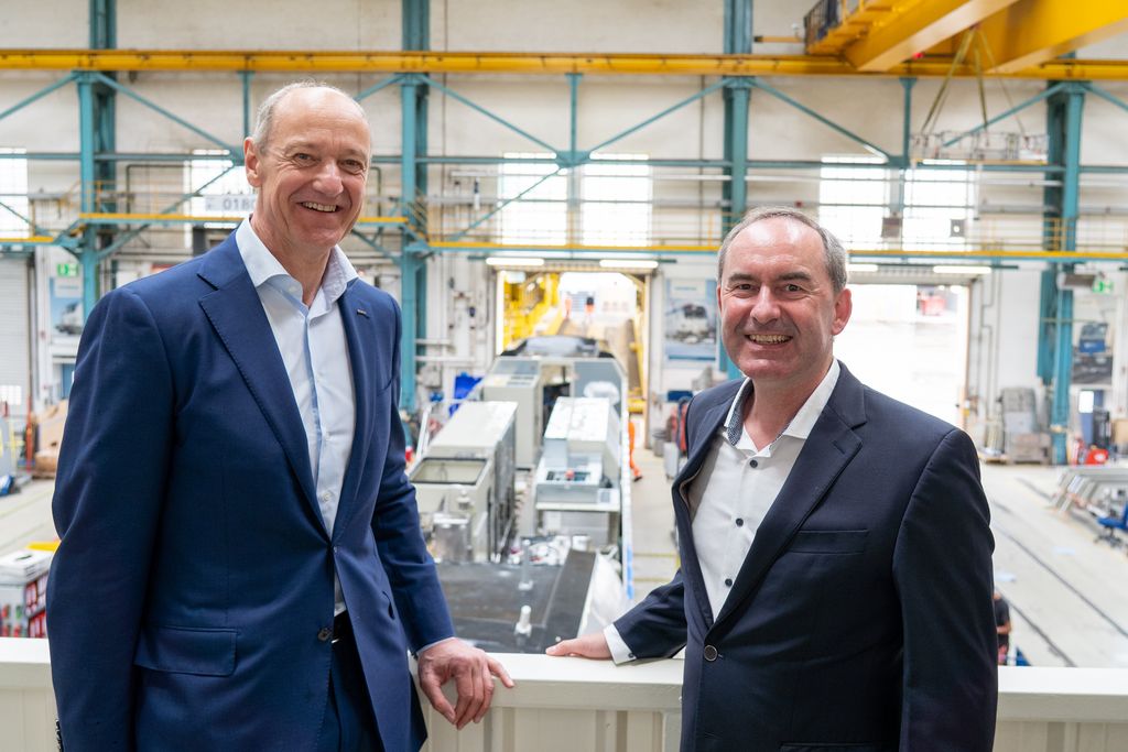 Wirtschaftsminister Hubert Aiwanger sieht sich mit Dr. Roland Busch, CEO Siemens AG, das Werk an. Foto: StMWi.