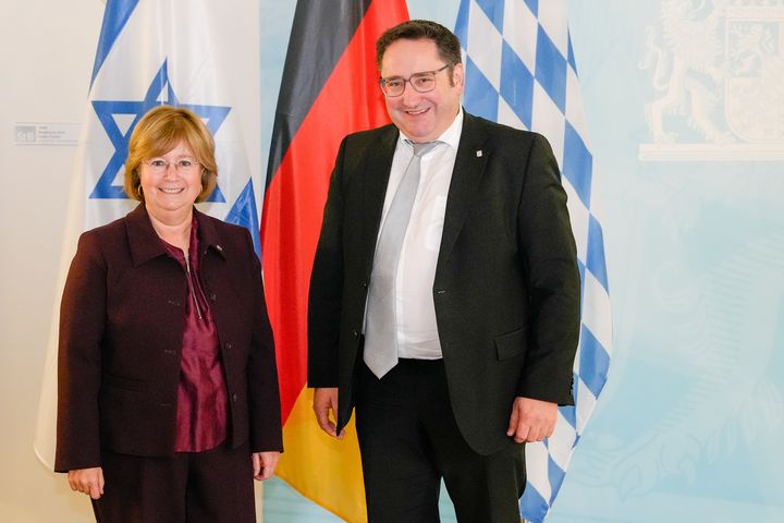 Wirtschaftsstaatssekretär Tobias Gotthardt empfängt die israelische Generalkonsulin Talya Lador-Fresher. Foto: StMWi.