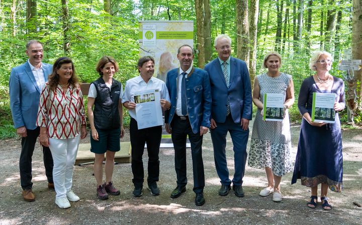 Wirtschaftsminister Hubert Aiwanger (4. v. r.) übergibt das Waldgesundheitszertifikat an die Gemeinde Pfronten © StMWi/E. Neureuther