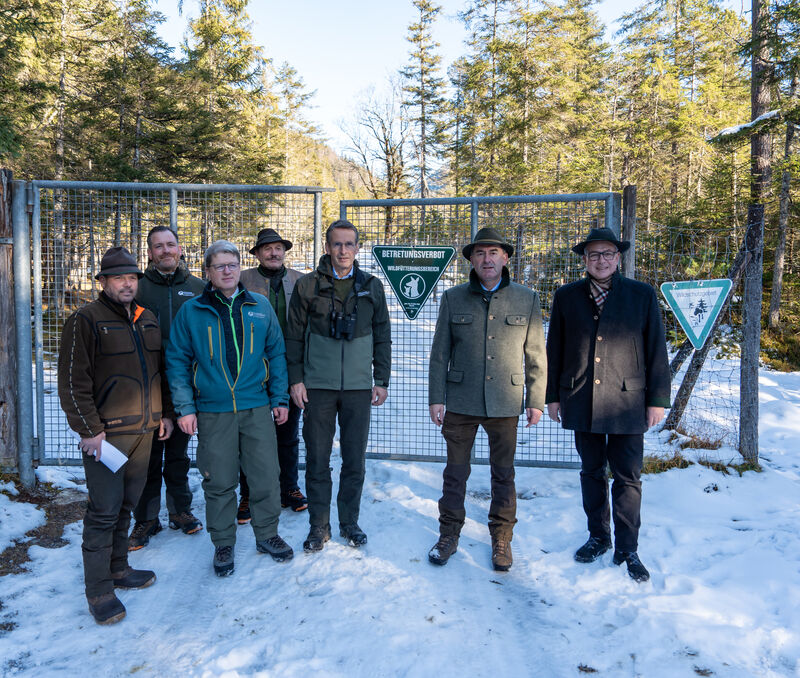 Jagdminister Hubert Aiwanger hat während des Besuchs im Wintergatter "Sunken" die Bedeutung der Rotwildfütterung betont. Das Bild zeigt (v.l.n.r.): Thomas Bär, Vorsitzender der BJV-Kreisgruppe Garmisch-Partenkirchen; Forstrevierleiter Christoph Feiereis; Forstbetriebsleiter Markus Achhammer; Revierjagdmeister Franz Martin Leismüller; BaySF-Vorstand Rudolf Plochmann; Jagdminister Hubert Aiwanger und MdL Florian Streibl. Foto: StMWi/E. Neureuther