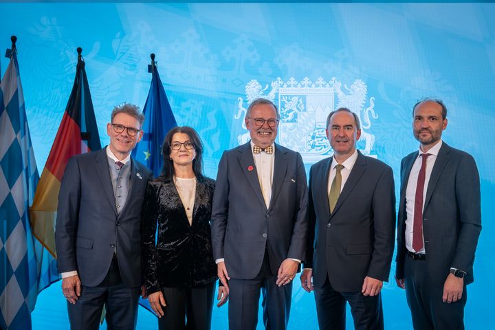 Bayerns Wirtschaftsminister Hubert Aiwanger verleiht die Staatsmedaille für besondere Verdienste um die bayerische Wirtschaft.