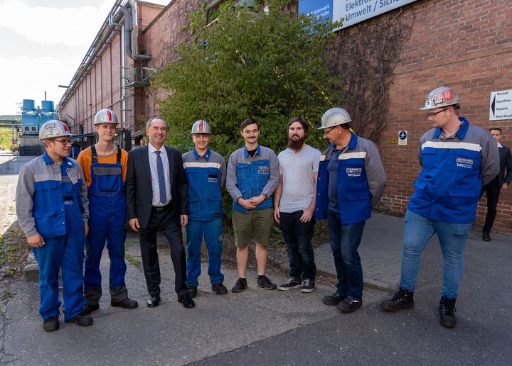 Wirtschaftsminister Hubert Aiwanger mit den Auszubildenden des Rohrwerks Maxhütte 