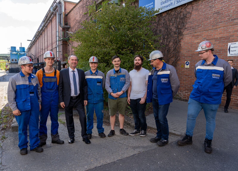 Wirtschaftsminister Hubert Aiwanger mit den Auszubildenden des Rohrwerks Maxhütte