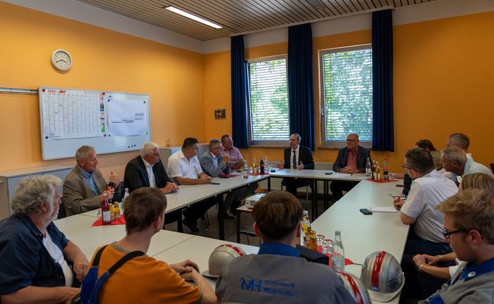 Wirtschaftsminister Hubert Aiwanger im Gespräch mit Vertretern und Mitarbeiter des Rohrwerks © StMWi/E. Neureuther