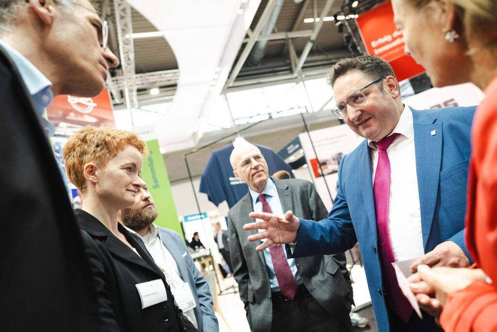 AG2_0723 Bayerns Wirtschaftsstaatssekretär Tobias Gotthardt besucht die IFAT Munich 2026.