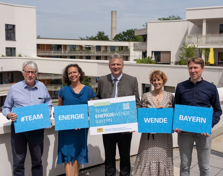 Staatssekretär Roland Weigert (Mitte) und Carmen Wanner-Sturm von der Regierung von Oberbayern (2.v.l.) haben das Wohnbauprojekt wagnisART als &quot;Gestalter im Team Energiewende Bayern&quot; ausgezeichnet. Foto: StMWi