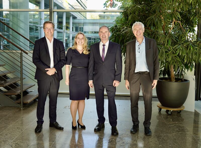Bayerns Wirtschaftsminister Hubert Aiwanger gratuliert dem Fraunhofer Institut für Elektronische Mikrosysteme und Festkörper-Technologien (EMFT) zum 50-jährigen Bestehen. Unser Bild zeigt (von links nach rechts): Prof. Axel Müller-Groeling, Fraunhofer Vorstand für Forschungsinfrastruktur und Digitalisierung; Institutsleiterin Prof. Dr.-Ing. Amelie Hagelauer, Wirtschaftsminister Hubert Aiwanger und Institutsleiter Prof. Dr. rer. nat. Christoph Kutter. Foto: StMWi/A. Gottardi