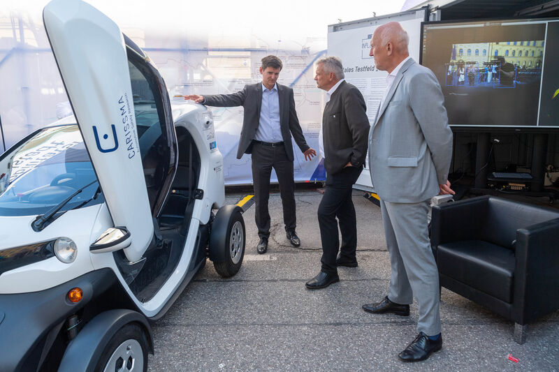 Bayerns Wirtschaftsstaatssekretär Roland Weigert besucht die IAA MOBILITY 2023