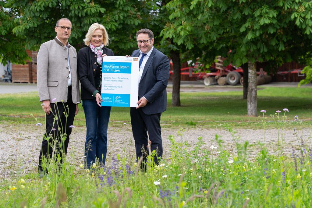 Impressionen der Übergabe des 100. Förderbescheids im Programm BioWärme Bayern.