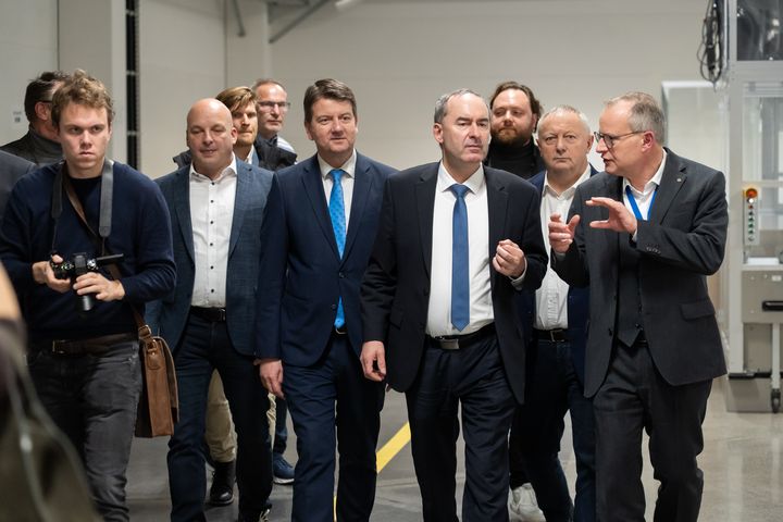 Am Rande der Übergabe hat sich Bayerns Wirtschafts- und Energieminister Hubert Aiwanger Teile der Produktion des potenziellen Wasserstoffabnehmers Nipro PharmaPackaging GmbH angesehen. Foto: StMWi/Bastian Brummer