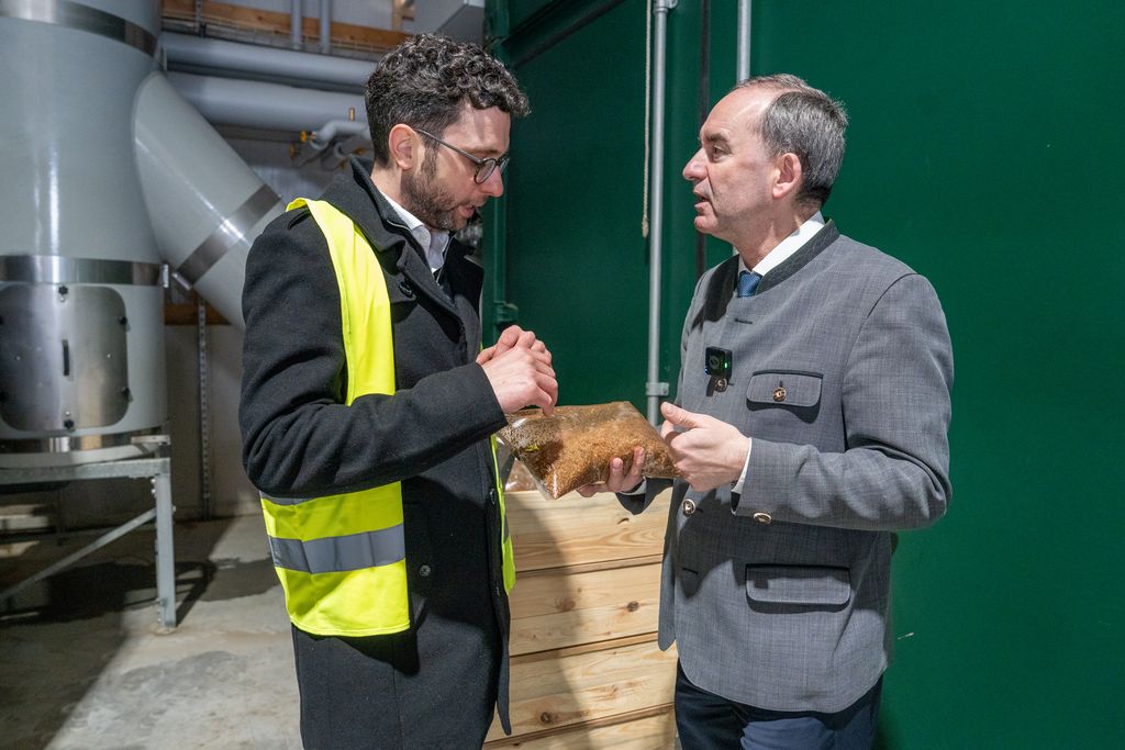 Wirtschaftsminister Hubert Aiwanger informiert sich bei COO Dr. Jonas Finck über die Insektenmast. Foto: StMWi.