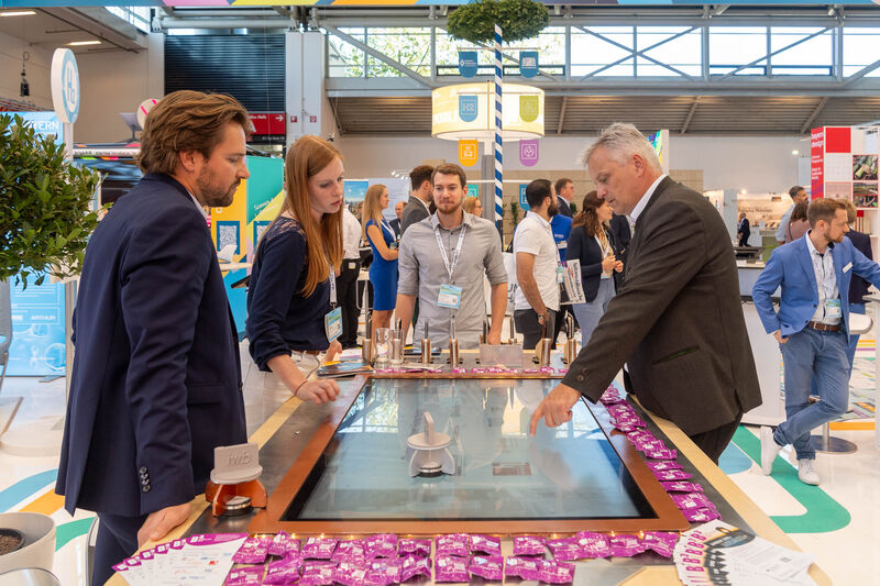 Bayerns Wirtschaftsstaatssekretär Roland Weigert besucht die IAA MOBILITY 2023